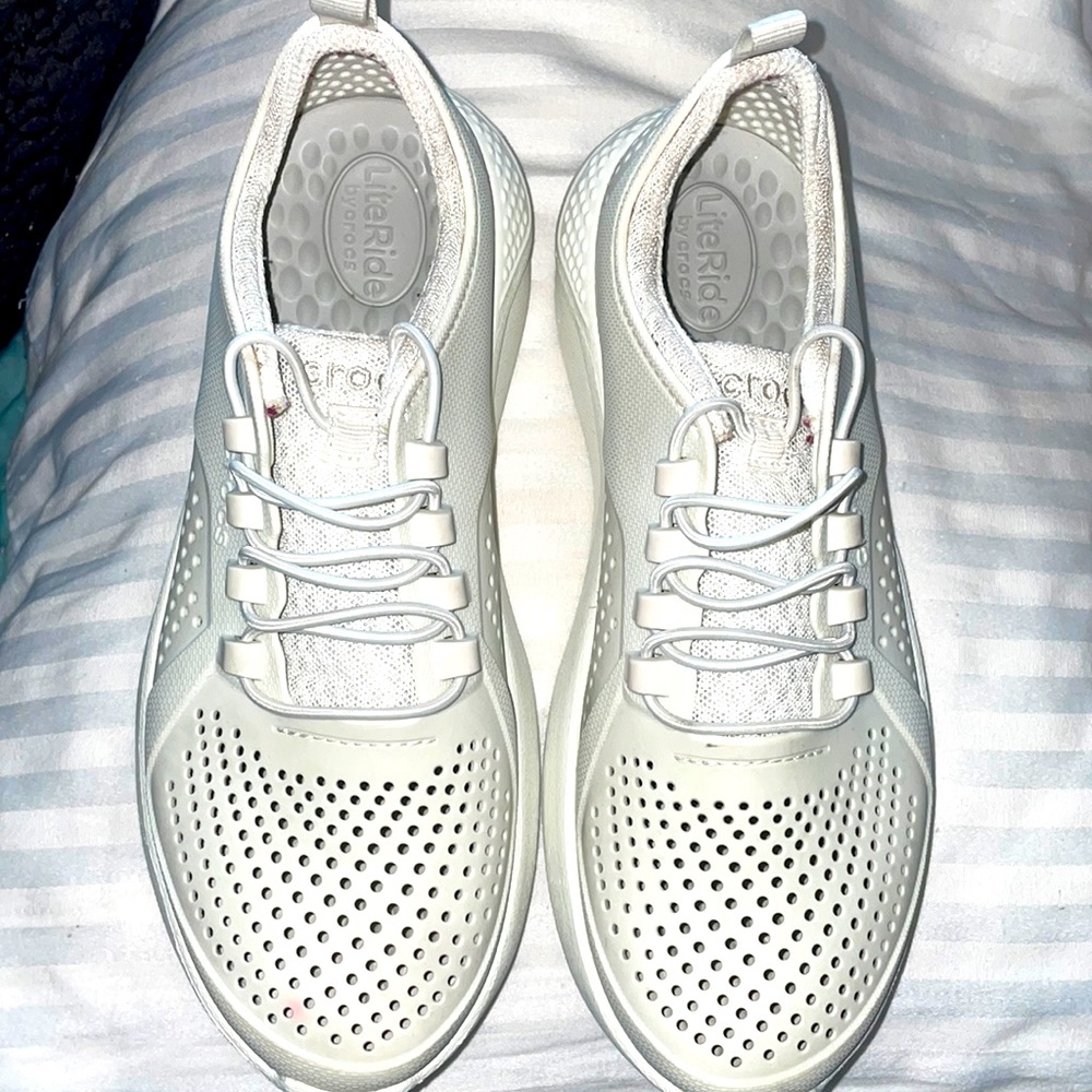 Crocs J4 cream color never been used brand new